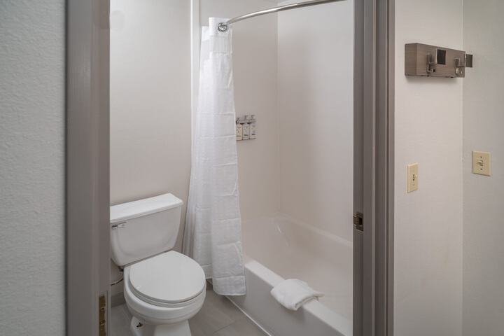 1 King Suite (11 of 12)