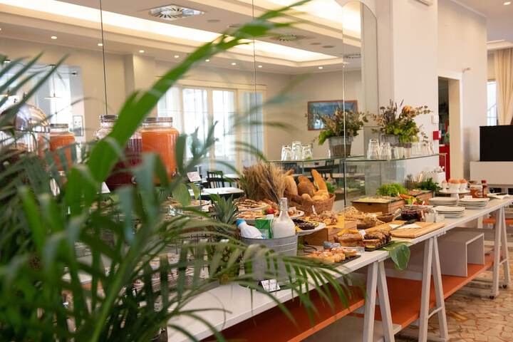 Breakfast/Coffee Service 40 of 60