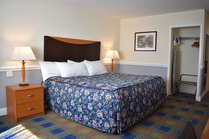 1 King Bed (6 of 7)