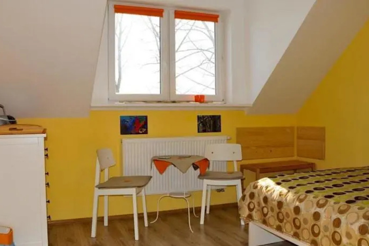 Room 2 of 10