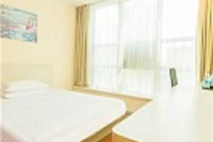 Room 6 of 9