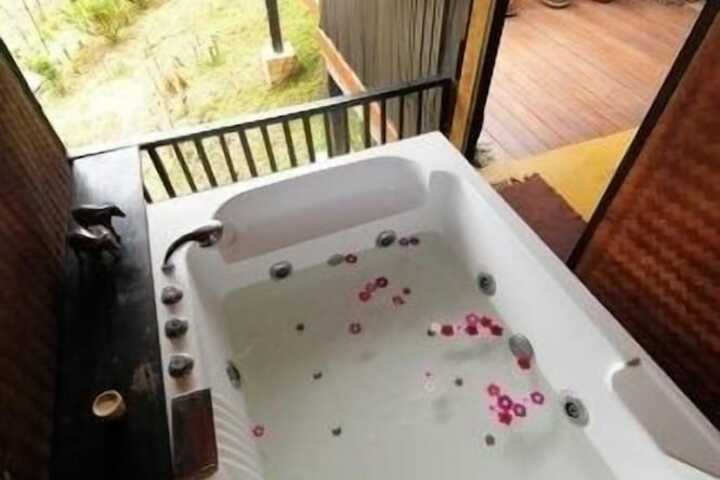Jetted tub
