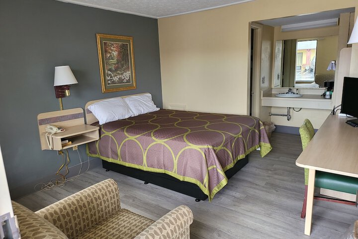 1 Queen Bed (2 of 18)