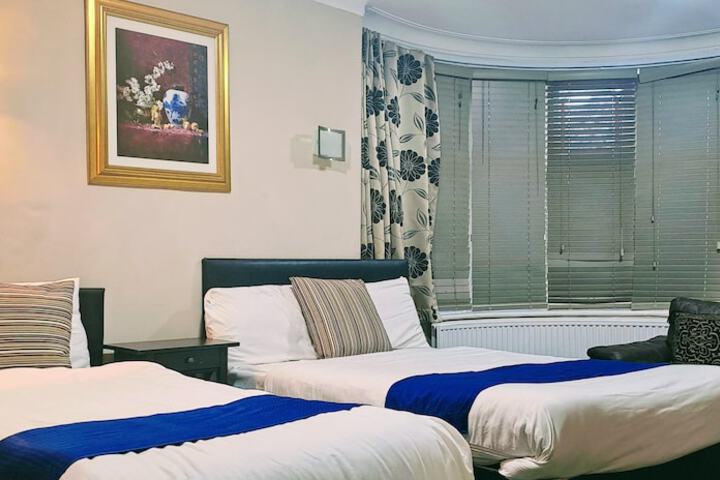 Room 4 of 16