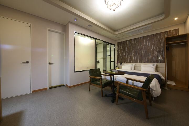 Room 4 of 33