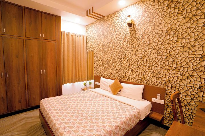 Room 10 of 33