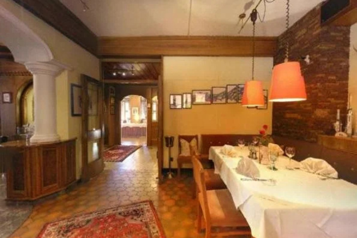 Dining 4 of 9