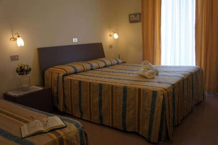 Room 13 of 34