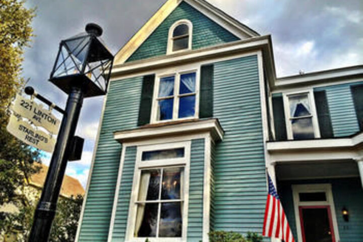 Exterior of Starlings Hotel