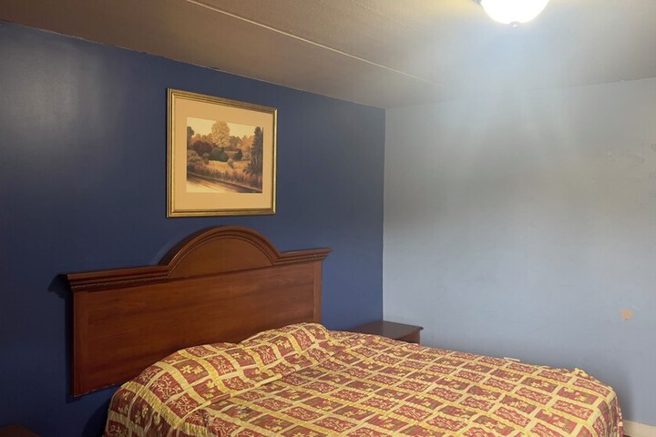 1 King Bed (10 of 11)