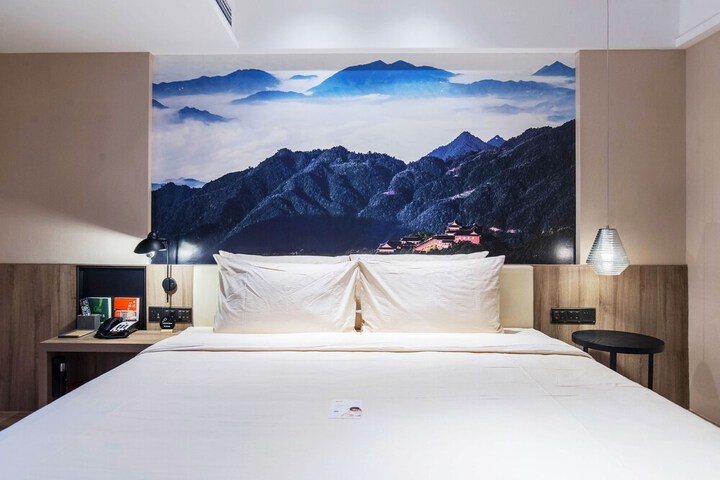 Room 15 of 68