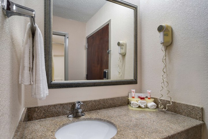 1 King Bed Microwave and Refrigerator Work Desk WiFi Full Breakfast (8 of 12)