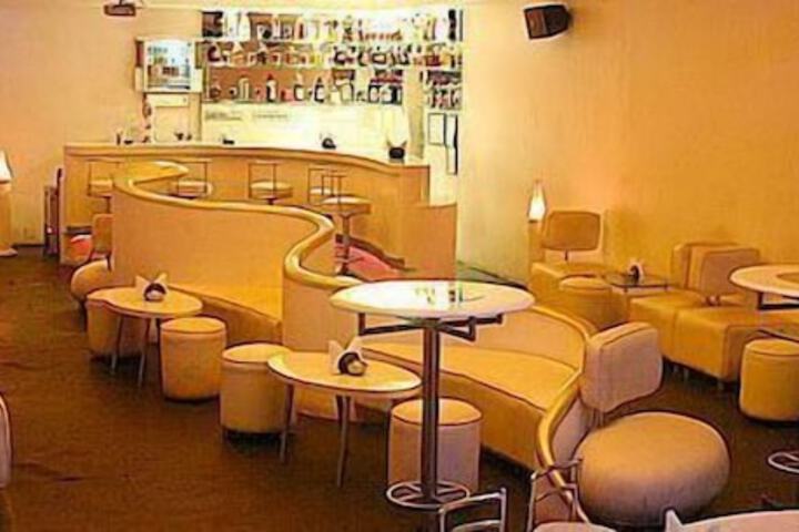 Lounge 53 of 63