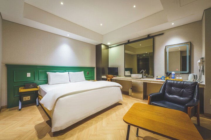 Room 5 of 9