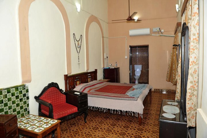 Room 13 of 30