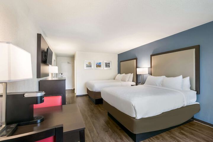 1 Queen Bed Accessible (8 of 11)