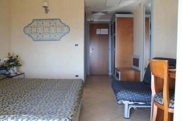 Room 6 of 50