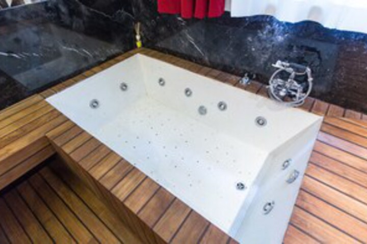 Hot Tub 17 of 37