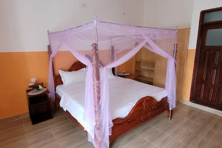 Room 4 of 18