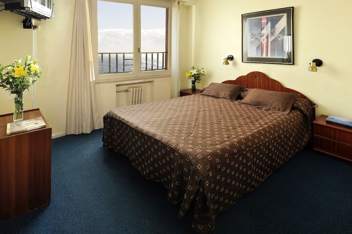Room 3 of 38