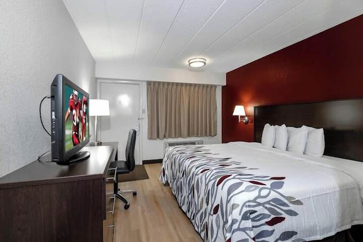 Deluxe King Bed (5 of 10)