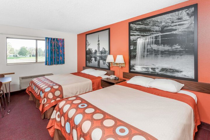 1 Queen Bed (7 of 13)