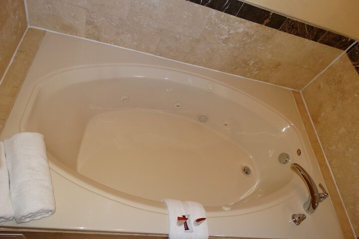 Jetted tub