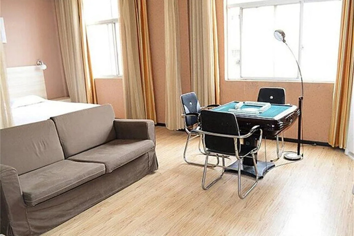 Room 8 of 9