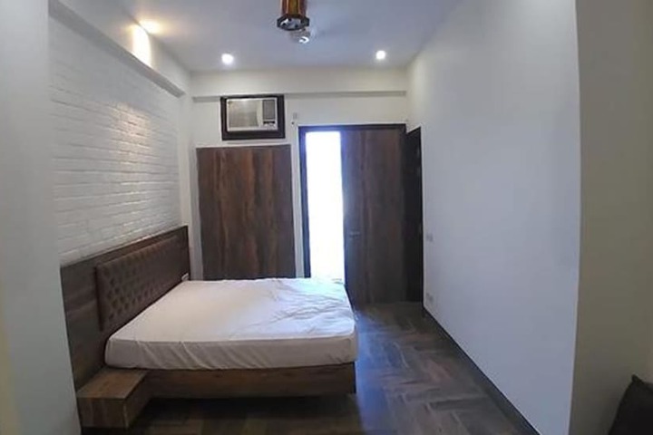Room 6 of 9