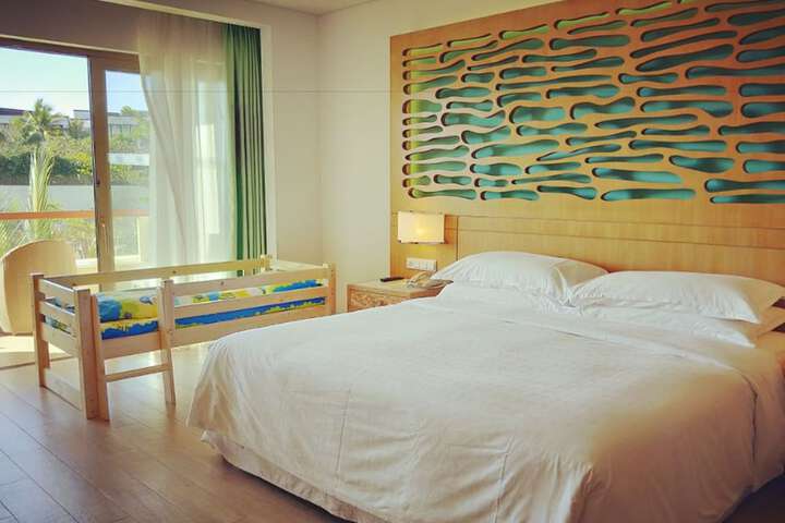 Room 8 of 100