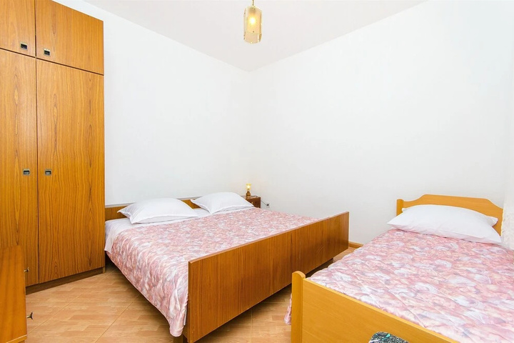 Room 5 of 12