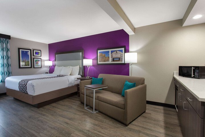 1 King Bed (6 of 22)
