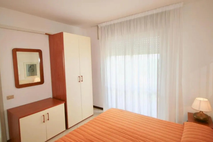 Room 6 of 11