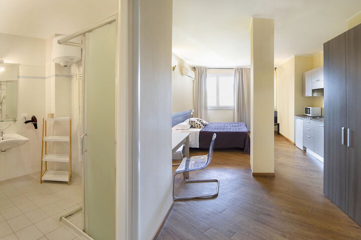Room 6 of 18