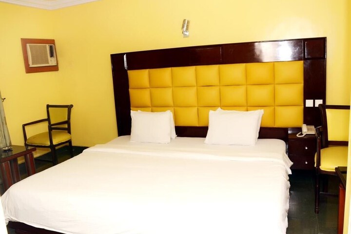 Room 4 of 11