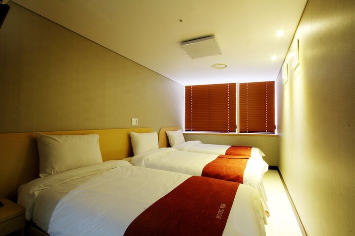 Room 15 of 50