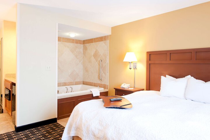 1 King Bed (2 of 19)