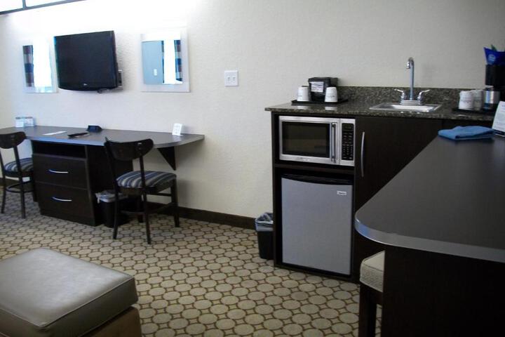 1 Queen Bed Accessible Room (17 of 21)