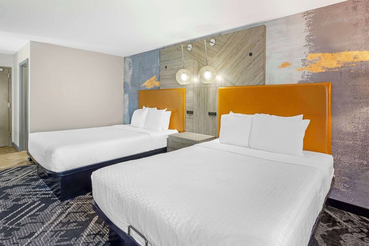2 Queen Accessible Bathtub Microwave, Refrigerator WiFi Continental Breakfast (6 of 21)