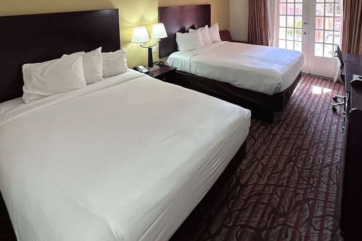 2 Queen Beds (3 of 3)