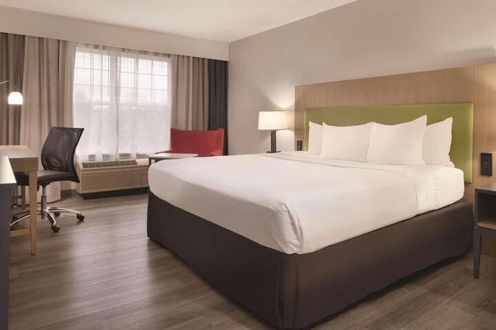 1 King Bed (9 of 32)