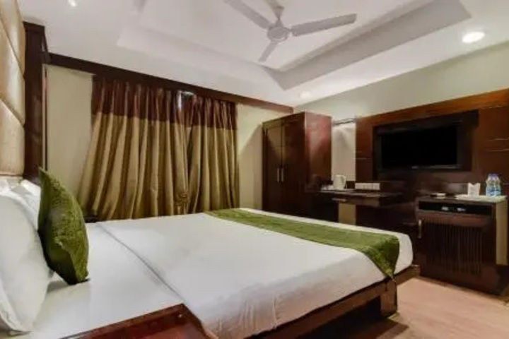 Room 5 of 16