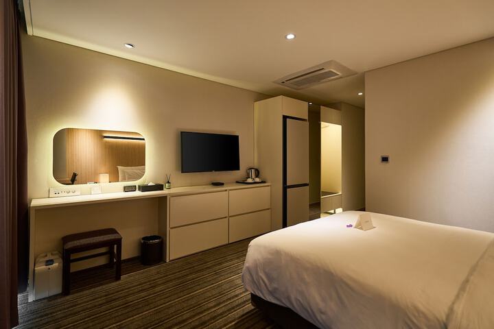 Room 4 of 24