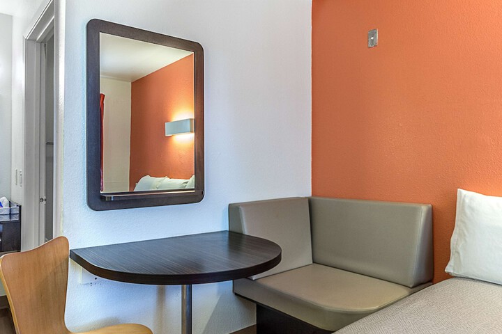 Room 3 of 38
