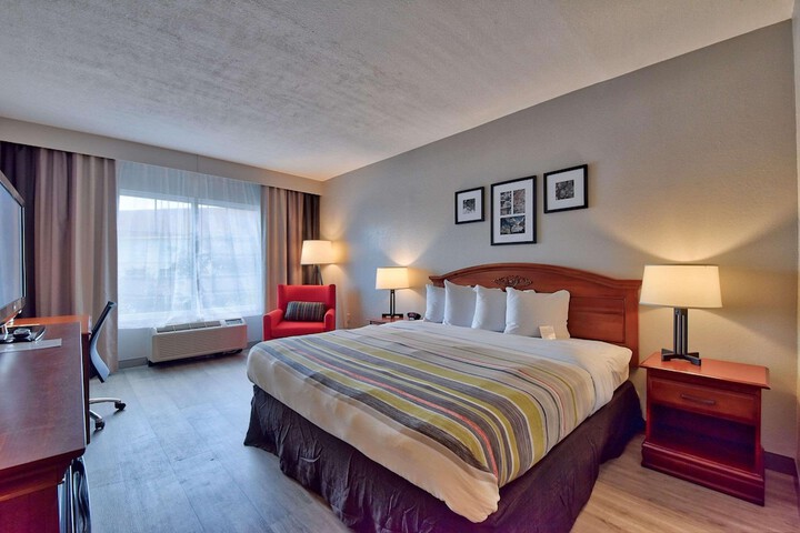 1 King Bed (2 of 17)