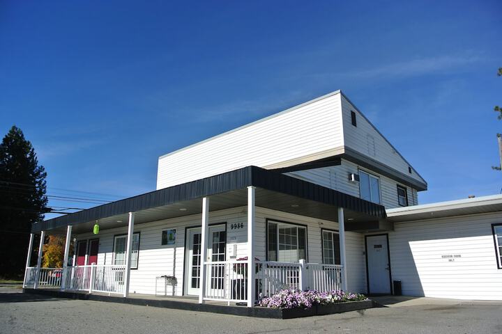 Exterior of Silver Lakes Inn