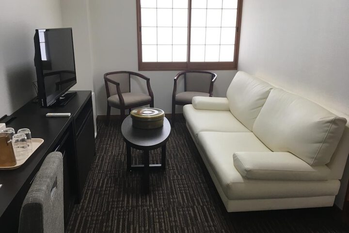 Room 16 of 33
