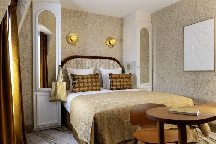 Room 33 of 64