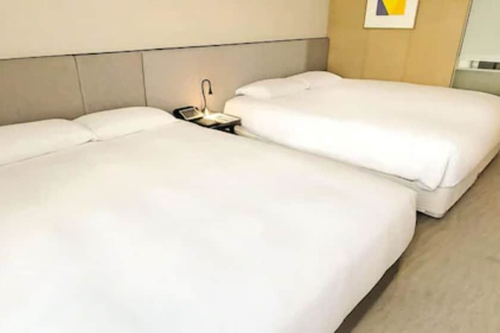 Room 9 of 39