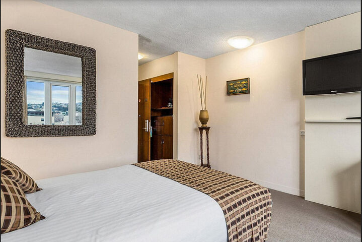 Room 6 of 38